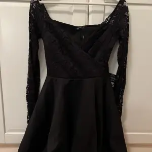 En svart klänning från nelly med spetstopp. Aldrig använd och lappen sitter kvar. Pris kan diskuteras!