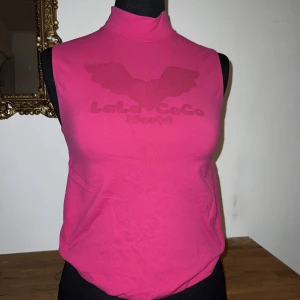 90s topp i rosa - Tanktop från 90s i superfin rosa färg & gulligt tryck👚 passformen är magisk 