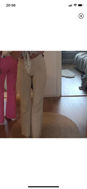 Beige kostymbyxor  - Säljer mina beiga kostymbyxor i väldigt bra skick, knappt använda. Byxorna passar båda Xs och S. Hör av er vid frågor eller för önskemål om fler bilder💖