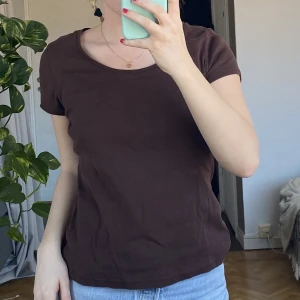 Brun tshirt - Brun tshirt, stretchig, tunn