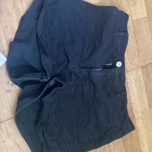 Byxor  - Fina shorts för billig pris