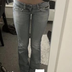 lågmidjade bootcut jeans - jätte fina lågmidjade jenas, köpta från plick! midjemått: 72 innebenslängd: 82💘 BUDET LIGGER PÅ 550kr