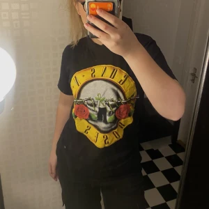 Tröja med tryck  - Använd fåtal ggr. Tryck med guns n roses🤩