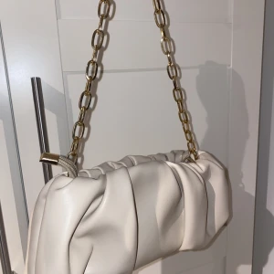 Väska  - Jättefin beige väska. Använd fåtal gånger🤎