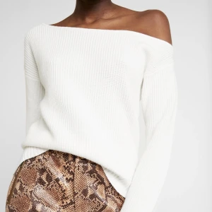 Vit ofshoulder - Säljer denna fina of shoulder tröjan från zalando, den kommee inte till användning längre❤️