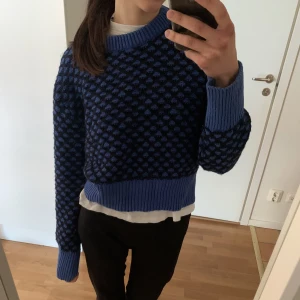 Blå/ svart stickad tröja  - Stickad tröja! Fint skick!
