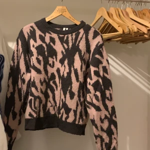 Stickad tröja - Jättefin tröja som tyvärr aldrig kommer till användning. Superfint skick.