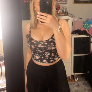 Blommig sommar topp  - Denna toppen är så otroligt fin men är lite för kort för min smak 