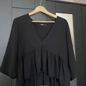 svart blus  - skitsnygg svart blus från bikbok, köptes på plick och är använd av mig 1 gång men inge mer så superfint skick, tänker mig runt 100 kr + frakt🥰🥰 storlek xs men passar s också!!
