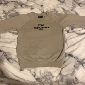 PeakPerformance tröja. - PeakPerformance tröja i mycket fint skick. Sparsamt använd. OBS! Det ingår frakt. Skriv till mig om du har några funderingar.