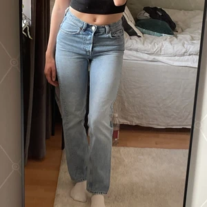 Jeans - Straight, midrise jeans från &other stories. Säljer då de har blivit för små på mig💗 nypris 800 kr, pris kan diskuteras vid snabb affär
