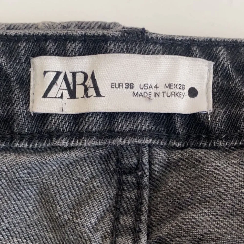 Zara mid waist jeans i storlek 36. Använda rätt så mycket men i bra skick,säljer då dom inte kommer till någon användning längre!💗. Jeans & Byxor.