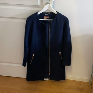 Strl 36 - Massimo dutti kappa. Nyvärde 2000 kr. Säljer för 200 kr då jag ej använder längre! ☺️ nytvättad på kemen!