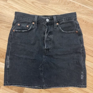 Levi’s jeanskjol🖤🖤 - Säljer denna svarta Levi’s jeanskjolen! ✨ Använd en gång och köpt ny i Levi’s butik! Bud är binande och köpare står för frakt. Direktpris 400kr!🥰