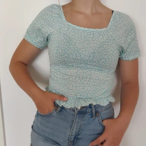 Blå leopard topp med volang  - Blå leopard topp med volang. Storlek - stretching 158/164 - aldrig använd 💙.