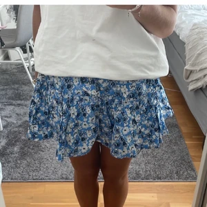 Zara kjol - Säljer min sparsamt använda zara kjol, finns inte kvar längre.Den är töjbar i midjan så passar allt från XS- liten M