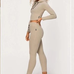 stronger set  - säljer mitt stronger set i beige pga att de inte kommer till användning💞 använd 2/3 gånger, ser helt nytt ut!! Strl xs men passar nog även s eftersom de är stretchiga och rätt så långa i benen. Nypris 1400 för hela setet, säljer för 700kr! 🤩