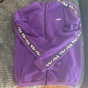 En lila fila hoddie - En lila fila hoodie i storlek 13-14 år 158-164 cm. Använd några gånger. Den är äkta!😎🆒