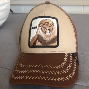 King keps med lejon - Köpt på marken så är inte 100% säker om den är ekat. Använd typ 5 ggr. Bra skick.!