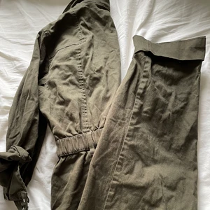 Jumpsuit - Oanvänd, säljs pga inte min stil längre. Färgen är militärgrön