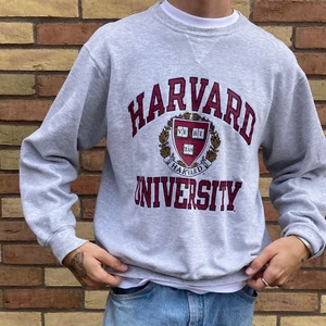 Vintage sweatshirt - Tjena! Säljer denna sweatshirten, storlek XL men passar mig som i vanliga fall bär strl M. Frakt betalar köparen! 🌟