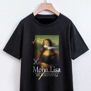 Cool T-shirts med tryck - Lite oversize St. L men det är som M  55 kr. Helt oanvänd 