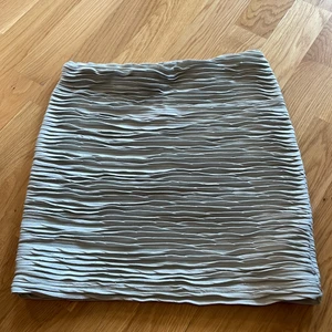 Grå kjol  - Grå kjol från Gina tricot. Storlek: M