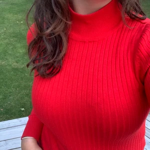 Röd tröja från Gina - Perfekt plagg till hösten med en härlig färg. Modellen är inte så ”lös” men stretchig. 💕-tänker att 150 kr känns rimligt men kan diskuteras ( köpare står för frakt). 