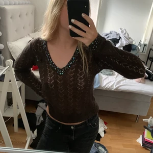 Tröja - Cool stickad tröja, med en liten blomma på som man kan ta av och på. Står inte storlek på den men skulle säga att den passar mig som har S💕 TRYCK INTE PÅ KÖP DIREKT