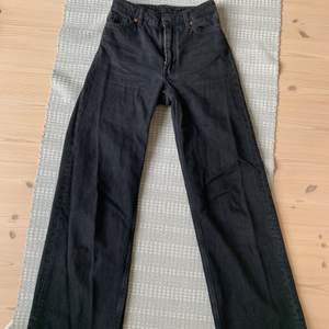 Säljer dessa super snygga svarta vida byxor från Monki. Jeansen har använts några gånger men är ändå i ett bra skick!⭐️⭐️ 