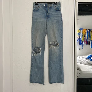 Zara jeans  - Storlek 36, långa på mig som är 175 men går att klippa dom om man vill ha dom kortare. Knappt använda! 