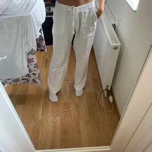 Linne byxor  - Hej!  Intresse koll på mina linne byxor!  Super fina linne byxor som är i super bra skick Funderar på att sälja dem då jag har många andra par som jag tycker sitter bättre!  Säljer vid ett mycket bra pris💞
