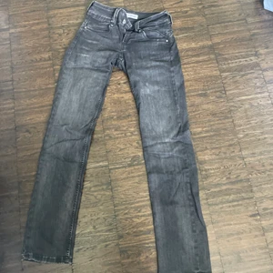 Lågmidjade jeans - Jätte fina lågmidjade jeans, vet tyvärr inte märket men dom är köpta på Zalando💕 Dom är aldrig använda och nypris 1000kr pris går att diskutera 💕 Kom privat för fler bilder och köparen står för frakt💕