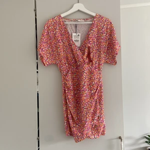 Klännng - Jätte söt klänning helt oanvänd från pull & bear.  Storlek M 