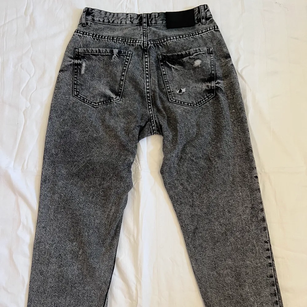 Ankellånga, högmidjade jeans med en urtvättad svartgrå färg. Något små i storleken. Ev annat leveranssätt kan ordnas mot kostnad. . Jeans & Byxor.