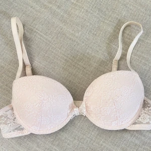 Bh - Push up bh från Kappahl (något märke därifrån). Superskön och fin, men tyvärr för liten för mig.💕❤️‍🔥 storlek 75A