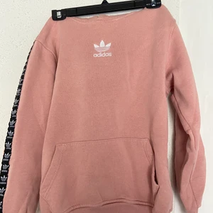 Adidas hoodie  - Ljusrosa, superskön och mysig. Inte använd alls mycket så väldigt fint skick! 
