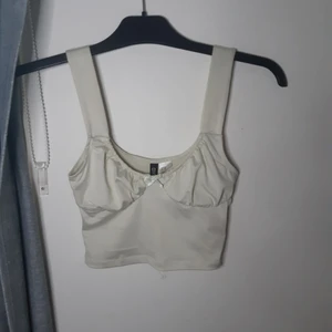 Gullig topp - En Gullig topp som jag köpte på h&m föra året, men har aldrig hittat ett bra tillfälle att ha den på. Den är lite grönare IRL. Skriv för fler bilder eller frågor<3