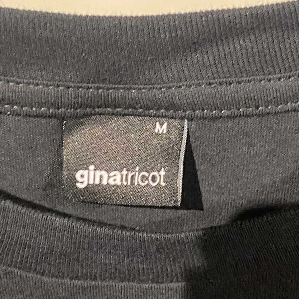 Jätte söt t-shirt från GinaTricot! Säljer den eftersom den inte kommer till användning! Den är i storlek M. Skriv privat för mer information!  Ordinarie pris: 129kr Säljer den för: 65kr. T-shirts.