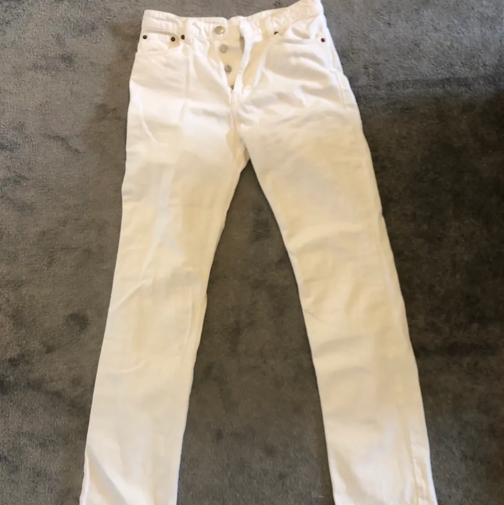 Säljer mina vita low waisted jeans då de är för små, storlek 34/36 från zara! lappen bak på byxan finns inte kvar. Säljer för 200kr & köparen står för frakten. . Jeans & Byxor.