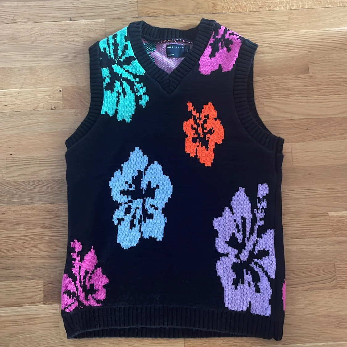 Blommig stickad väst