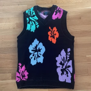Blommig stickad väst - Ny Blommig stickade väst från ASOS i storlek 2XS, 86 cm. Har används 1 gång annars i perfekt skick 