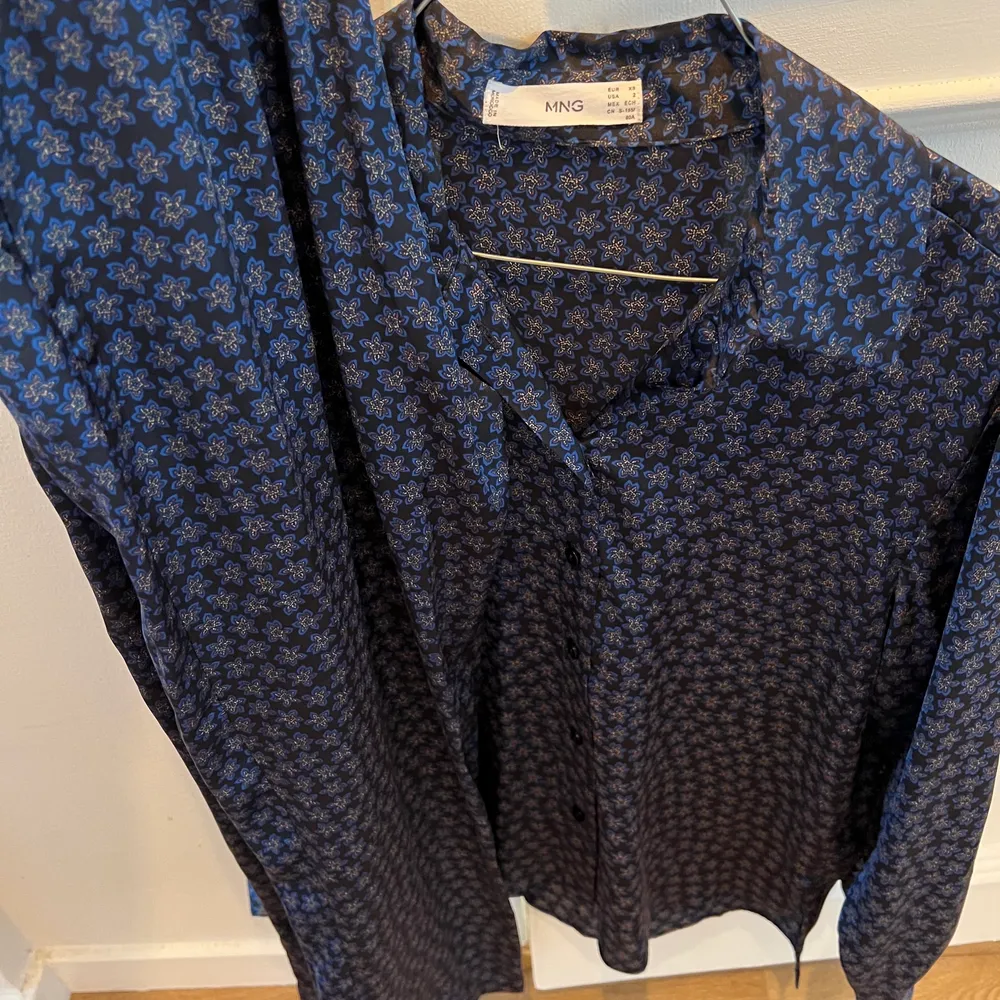 Ett super fint set i satin med ett par byxor och en blus i marinblå färg med små mönster i tyget.   Aldrig använt. Kan användas både till vardag och som fint pyjamas set hemma:) storlek xs men funkar till en s också! . Blusar.