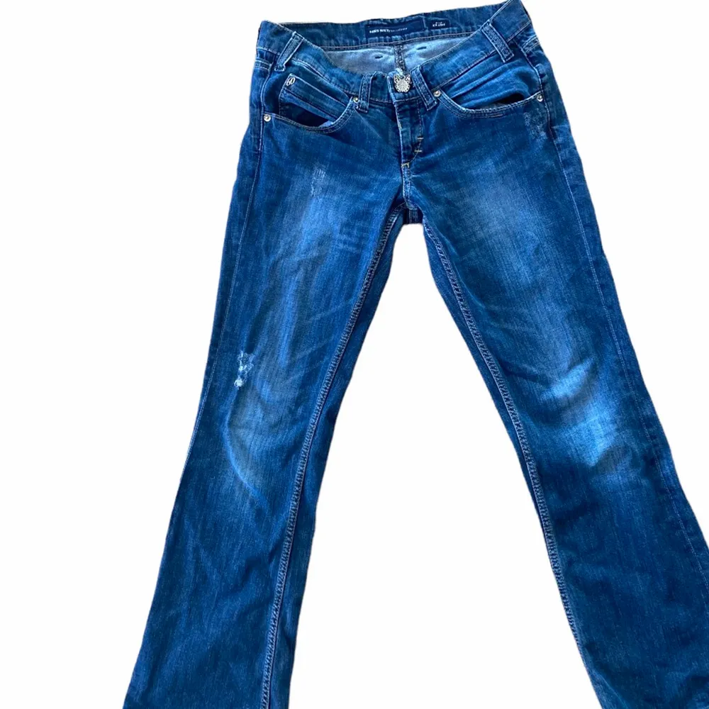 Miss sixty jeans! Strl 29, midjemått ca 79-80cm. Knappen där fram är i form av en fjäril. Lite slitningar vid knapphålet, kan skicka bild om man vill se mer, annars bra skick!. Jeans & Byxor.