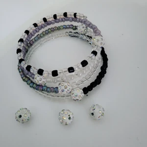 bracelet - Bracelet of three colors of colored pearls in addition to large pearls