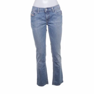 Ett par SKITSNYGGA lågmidjade jeans från diesel💙 - Ett par jättefina lågmidjade jeans från diesel. Hade behållt själv om de inte var för små!!! 300kr exkl skatt. Det går att vika ner byxorna så att de blir ännu längre. Dem e lite korta för mig som är 174!❤️