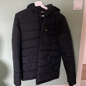 Lyle & scott vinter jacka använd 1 vinter  - Säljer en svart Lyle & scott i storlek M som är bara använd en vinter .   Köparen står för frakten 
