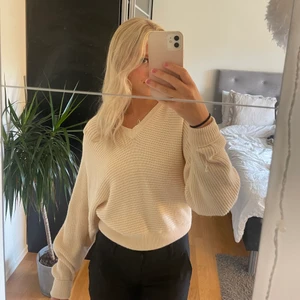 Stickad tröja med öppen rygg💕 - Super fin tröja från NA-KD som endast är används fåtal gånger💕