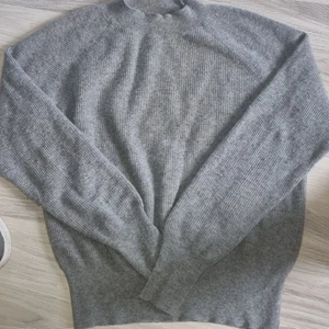 Tröja i Cashmere stl M - Från hm. Lite noppor finns men har mam ett noppborttagare så blir den som ny. Nypris 999kr