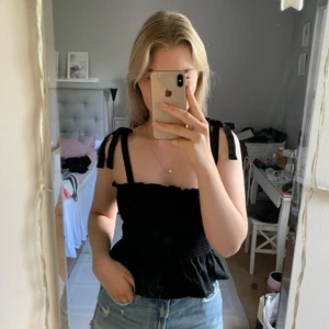 Svart linne  - Svart linne med volang nertill och band där man själv kan välja hur man vill ha. Aldrig använd, nyskick. 